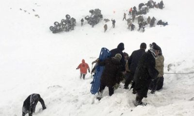 Van’da kurtarma ekiplerinin üzerine çığ düştü