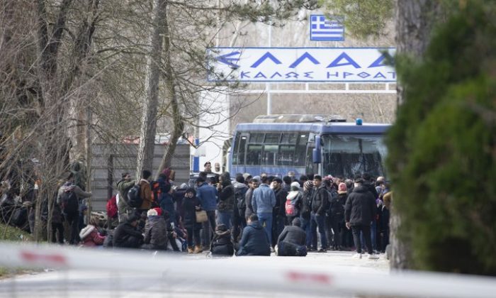Yunanistan sınırını otobüsle kapattı