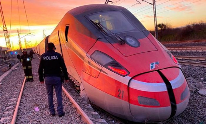 Hızlı tren raydan çıktı: 2 ölü, 30 yaralı