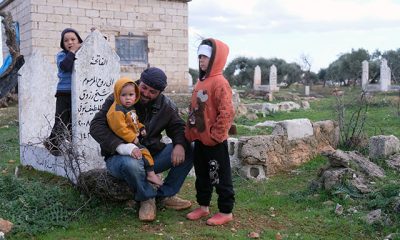 Rejimin saldırılarından kaçıp, mezarlığa sığındılar