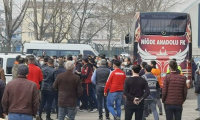 Maç sonrası stadyum dışında futbolcuya saldırı girişimi…