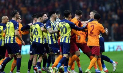 Galatasaray-Fenerbahçe derbisinde son düdükle saha karıştı