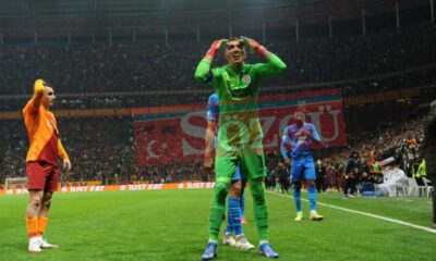 Galatasaray Marsilya maçında sahaya yabancı madde yağdı!