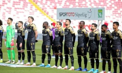 Yeni Malatyasporlu futbolculardan maç başında protesto