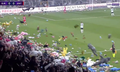 Vodafone Park’ta, oyuncaklar depremzede çocuklar için sahaya atıldı