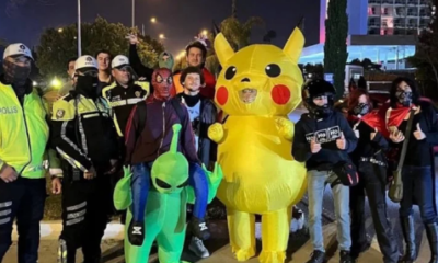 Eylemci Pikachu polisle beraber poz verdi