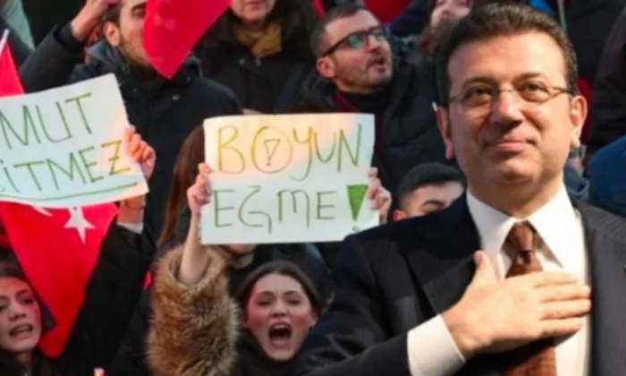 İmamoğlu kendisi için eylem yaparken gözaltına alınan üniversitelilerle emniyette karşılaşınca üniversitelileri kucakladı