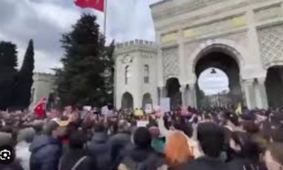 Üniversitelilerin zıplayarak attığı sloganlar sokakları sarsıyor