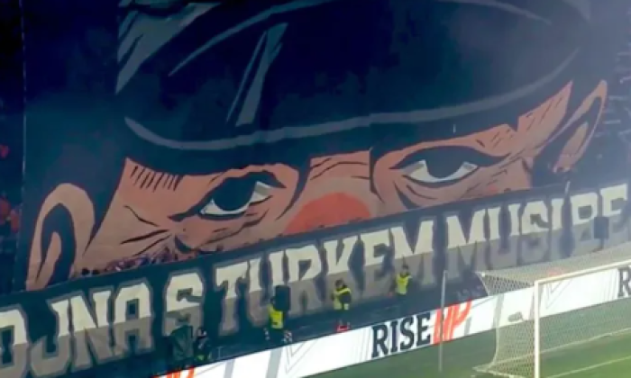 Fenerbahçe maçında Çek taraftarlardan küstah pankart!