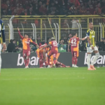 Derbide gol sonrası yüzünden yaralandı