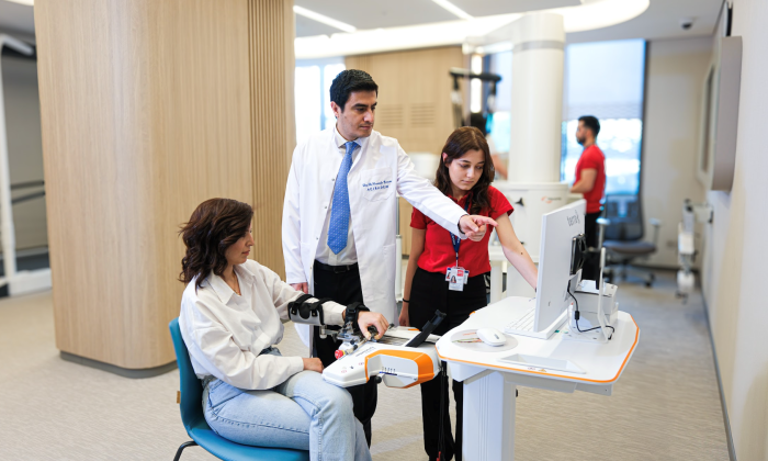 Dr. Mustafa Çorum: “Robotik Rehabilitasyon, Felçli Hastalarda Hareketi Yeniden Öğretiyor”