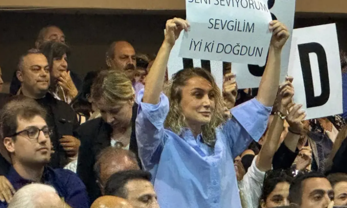Dilek İmamoğlu ‘nun açtığı pankarta Ekrem İmamoğlu’nun yaptığı Espri Duruşma Salonunu Güldürdü