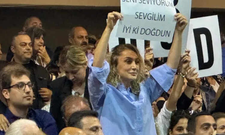 Dilek İmamoğlu ‘nun açtığı pankarta Ekrem İmamoğlu’nun yaptığı Espri Duruşma Salonunu Güldürdü